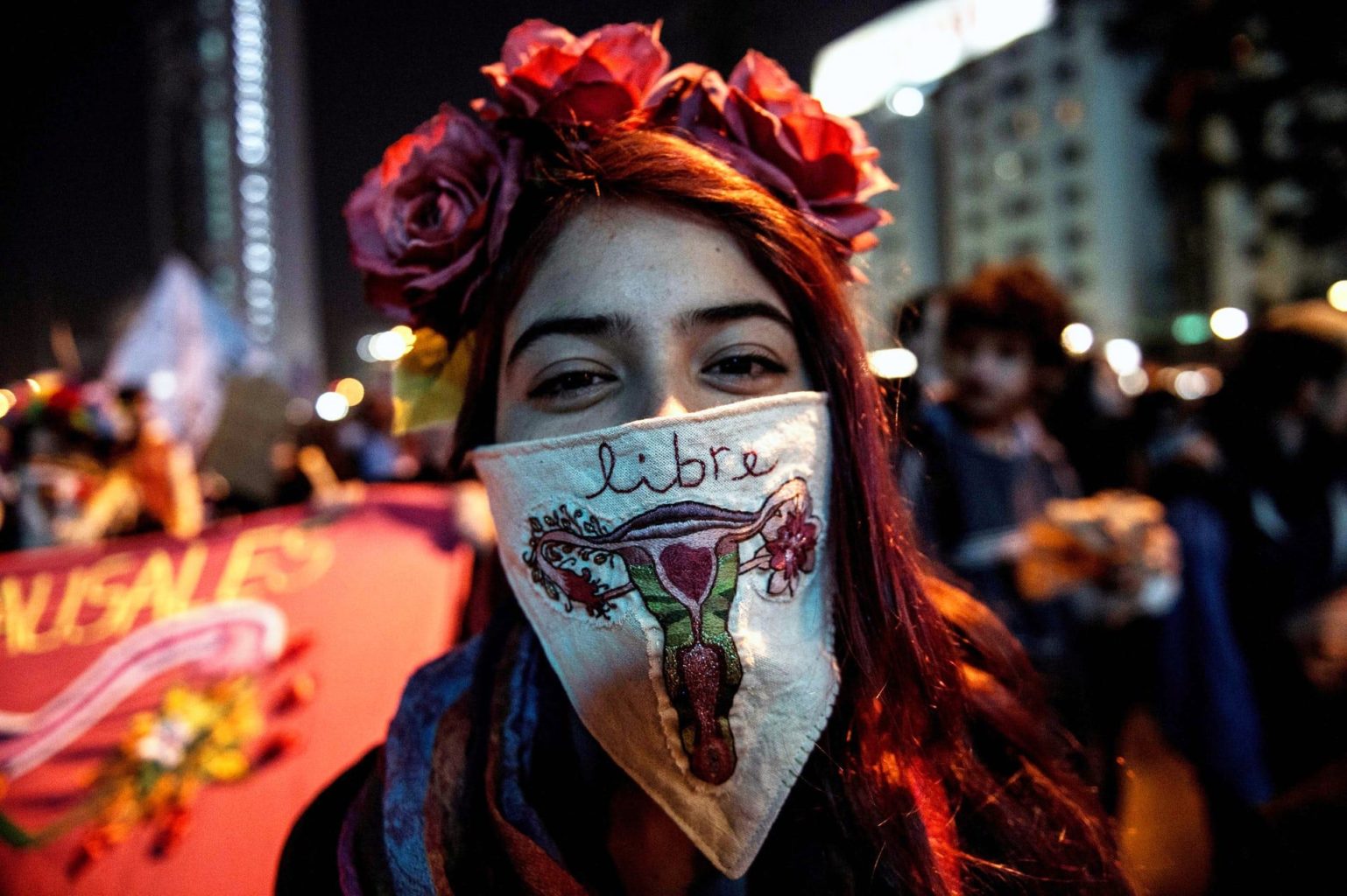 Активисты принимают участие в демонстрации за право на аборт в Сантьяго.