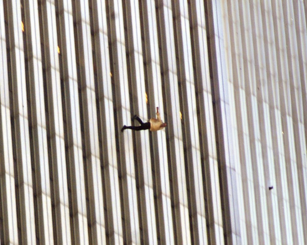 падающий человек 9/11 теракт 11 сентября США башни близнецы Нью-Йорк