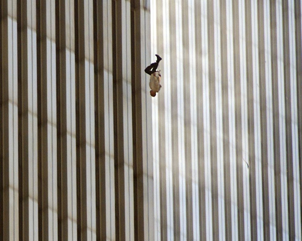 Том Джунод падающий человек 9/11 теракт 11 сентября США башни близнецы Нью-Йорк