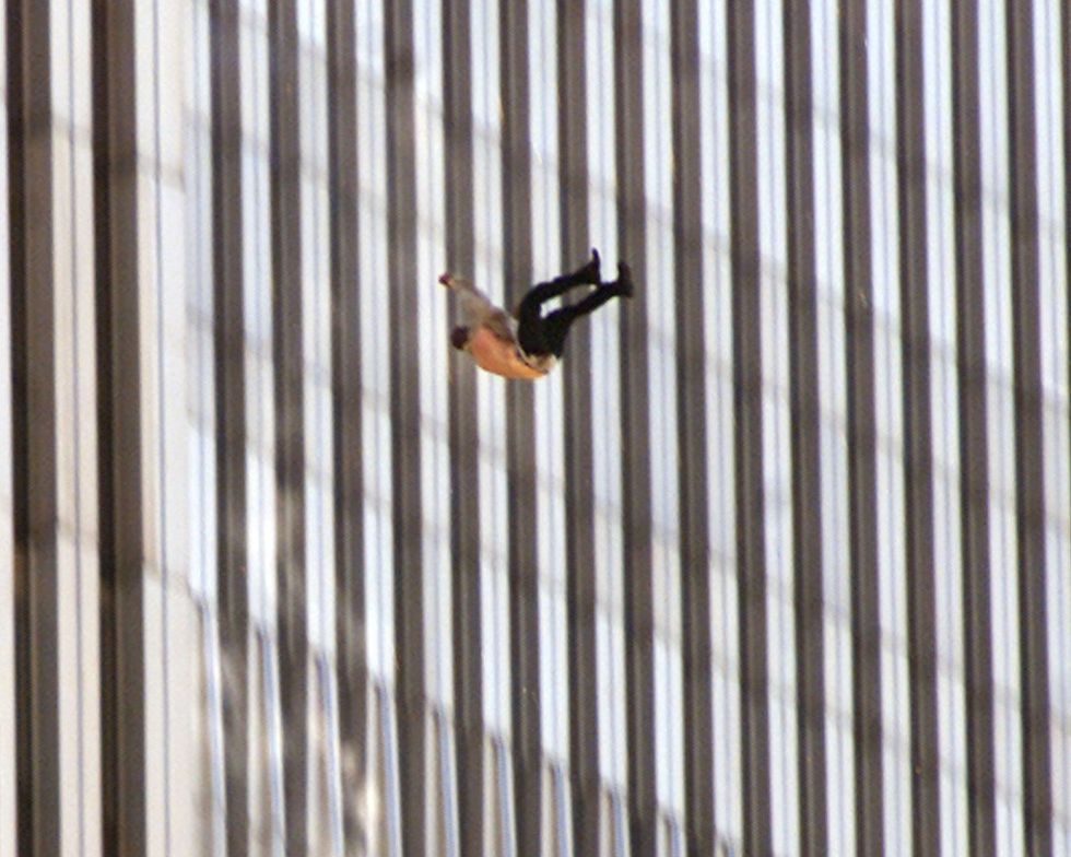 падающий человек 9/11 теракт 11 сентября США башни близнецы Нью-Йорк