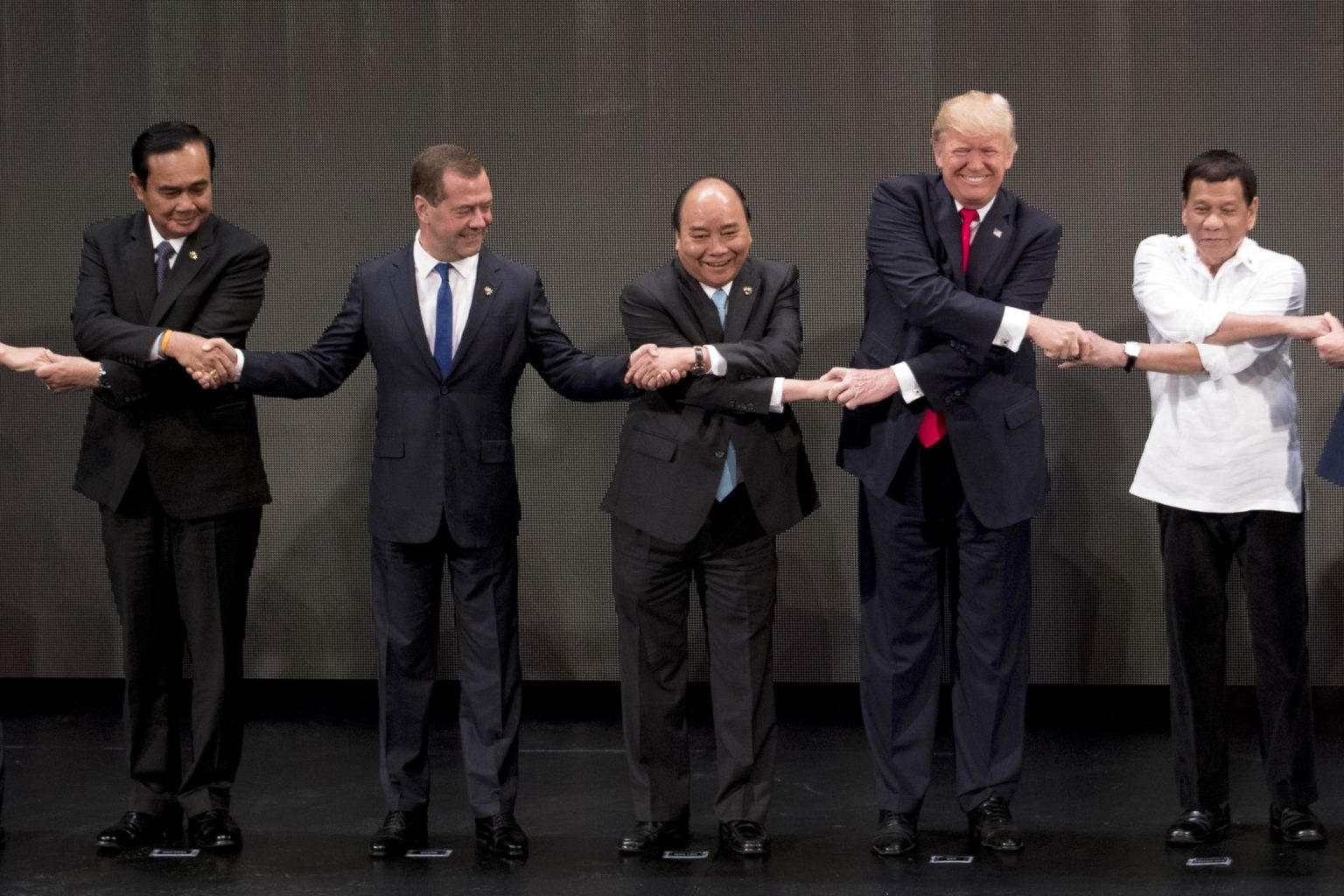 Медведев саммит рукопожатие