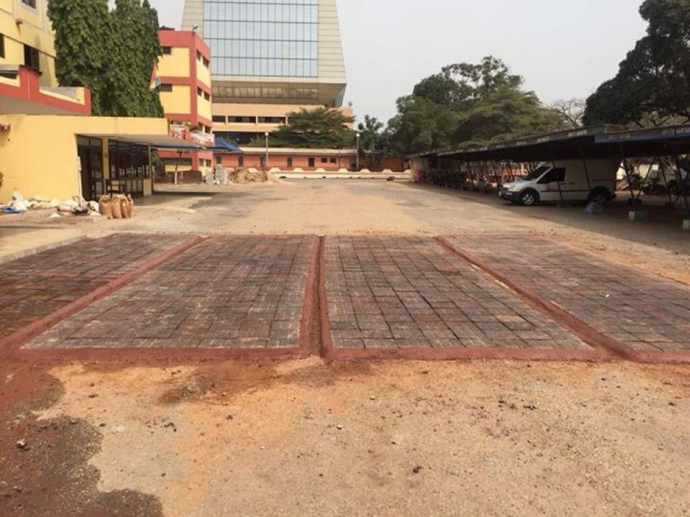 В Гане тротуарную плитку изготавливают из переработанного пластика