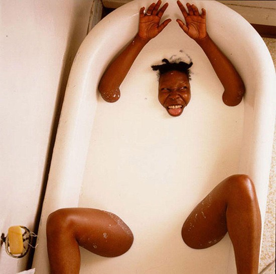 Вупи Голдберг молоко ванна фото портрет Энни Лейбовиц 1984