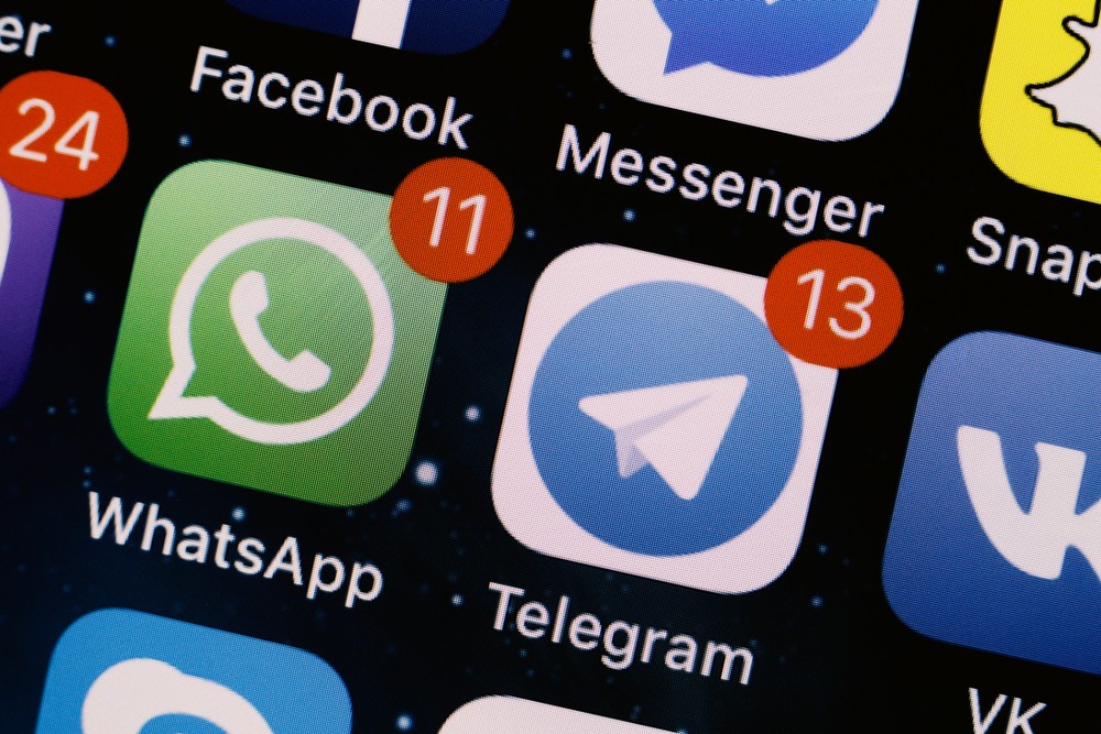 WhatsApp ограничил массовые рассылки, а Telegram – отправку стикеров