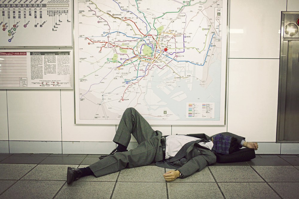 пьяный лежит сарариман после пьянок Токио Япония 