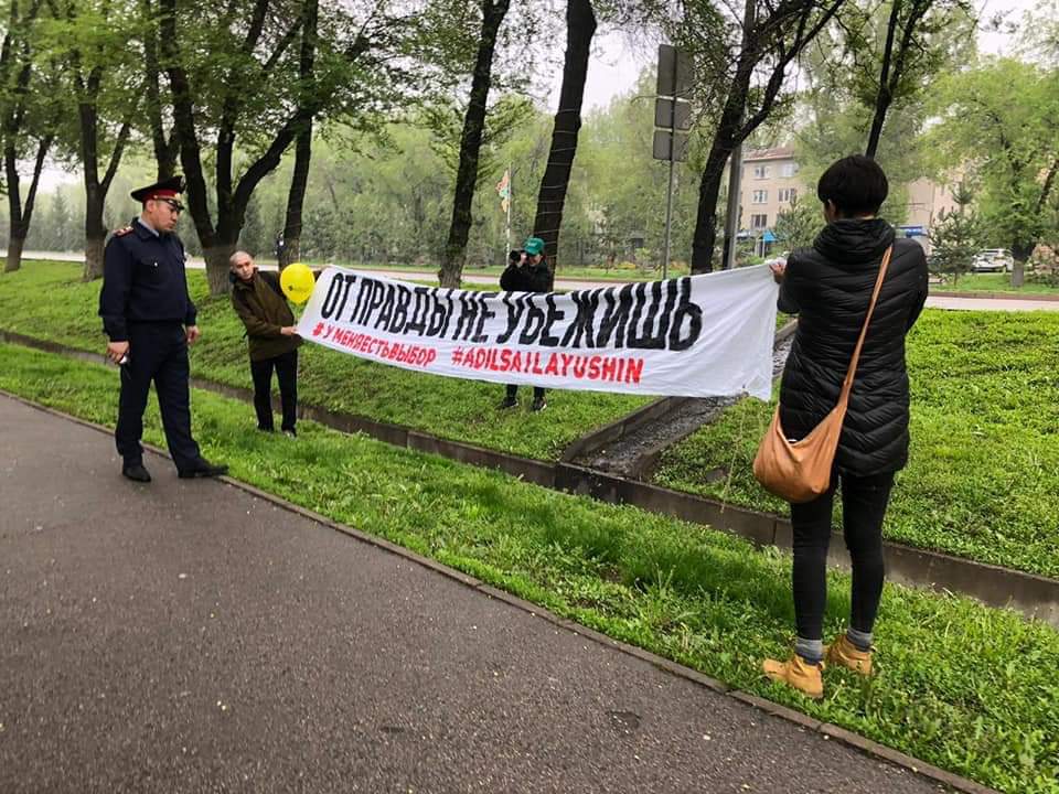 Активистов, разместивших плакат на тему выборов, задержали в Алматы