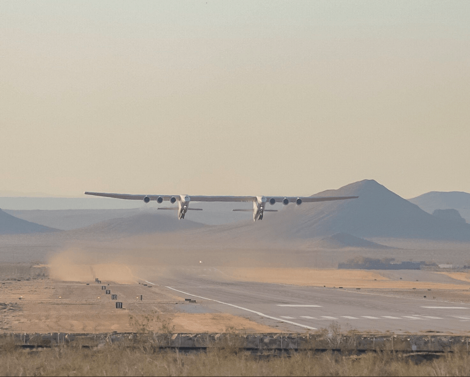 Самый большой самолет в мире взлетел в Калифорнии