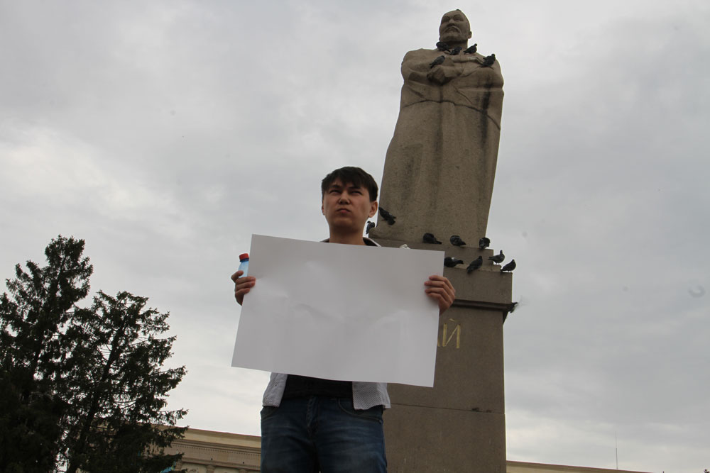 Аслан Сагудинов Уральск Казахстан пустой плакат полиция свобода слова