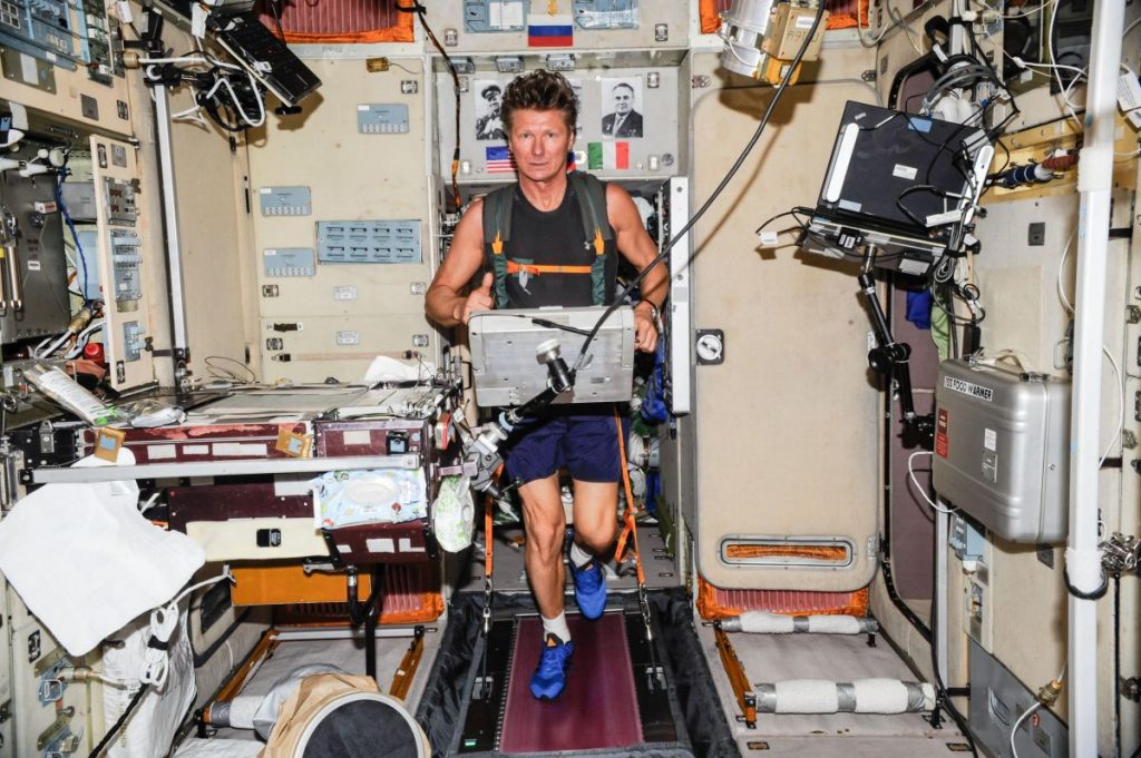 беговая дорожа космос МКС спорт упражнения тренажеры 