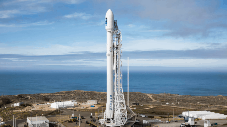 SpaceX запустила ракету с первыми спутниками «всемирного интернета»