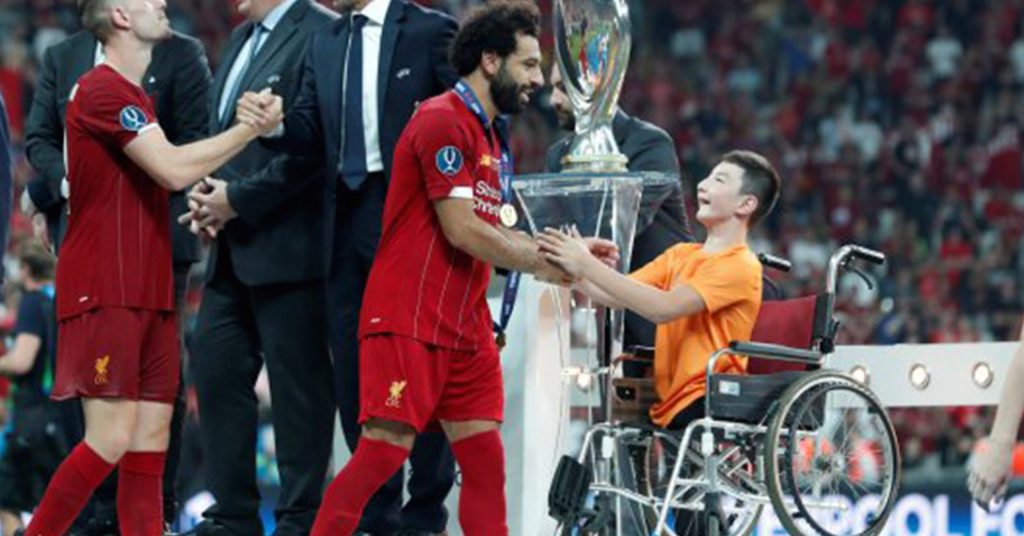 11-летний мальчик из Нур-Султана вручил Суперкубок УЕФА "Ливерпулю"