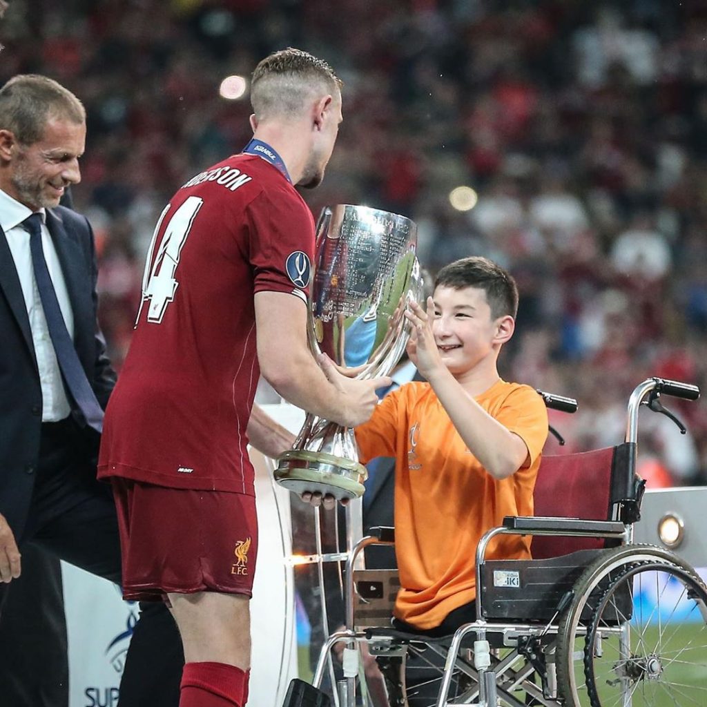 11-летний мальчик из Нур-Султана вручил Суперкубок УЕФА "Ливерпулю"