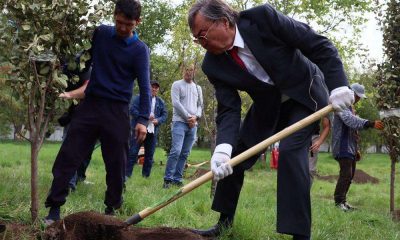 В Алматы открылась яблоневая аллея Олжаса Сулейменова