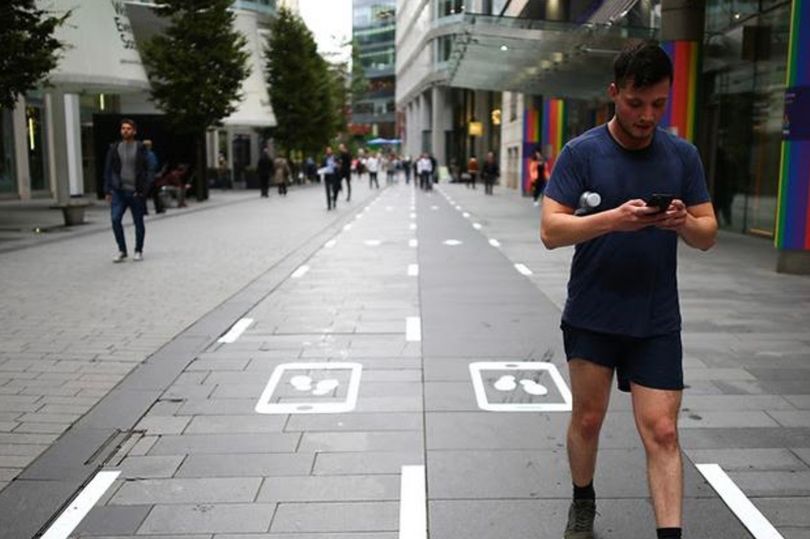 В Англии появились дорожки для пешеходов с телефонами