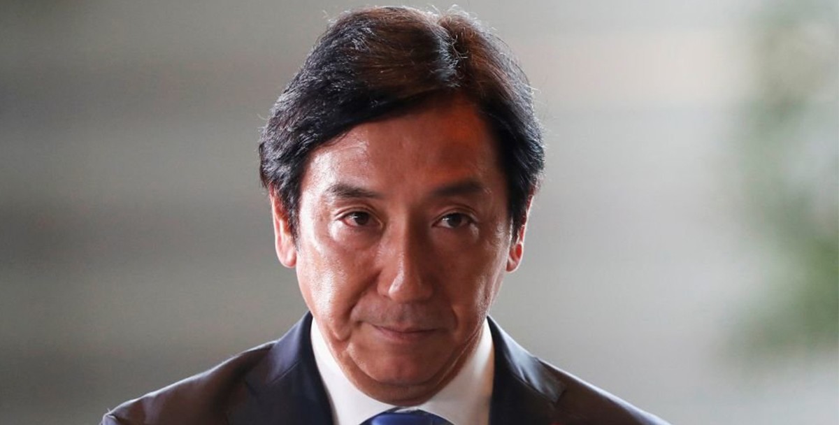 Японский министр подал в отставку после обвинений в подкупе избирателей дынями