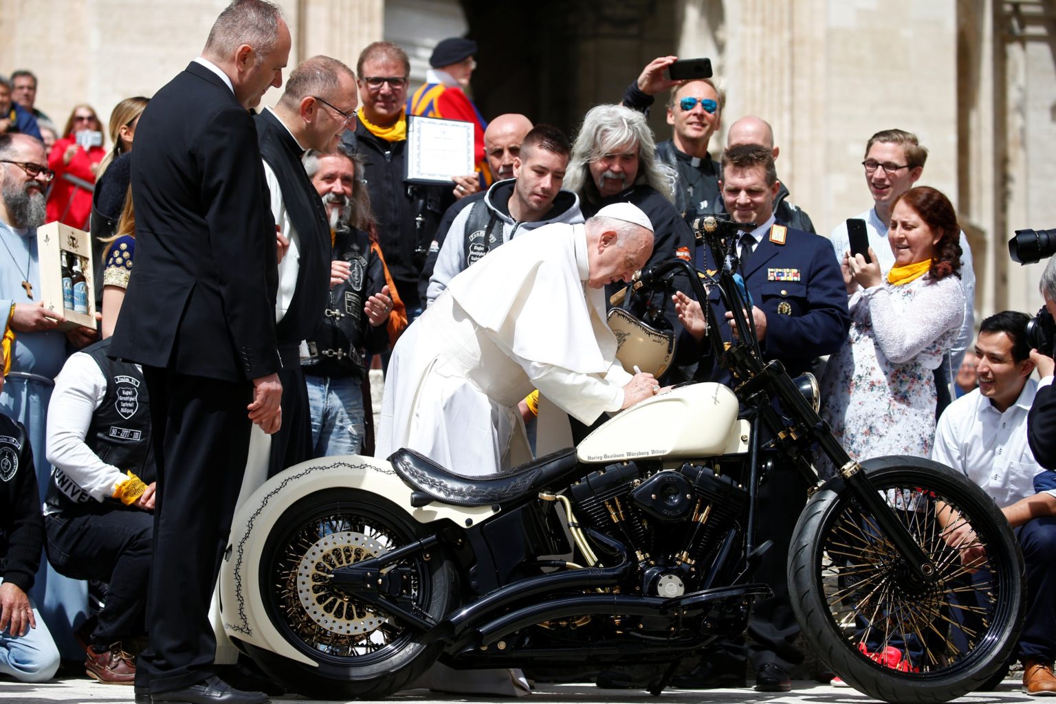 Мотоцикл с подписью Папы продали на аукционе за 42 тысячи фунтов стерлингов