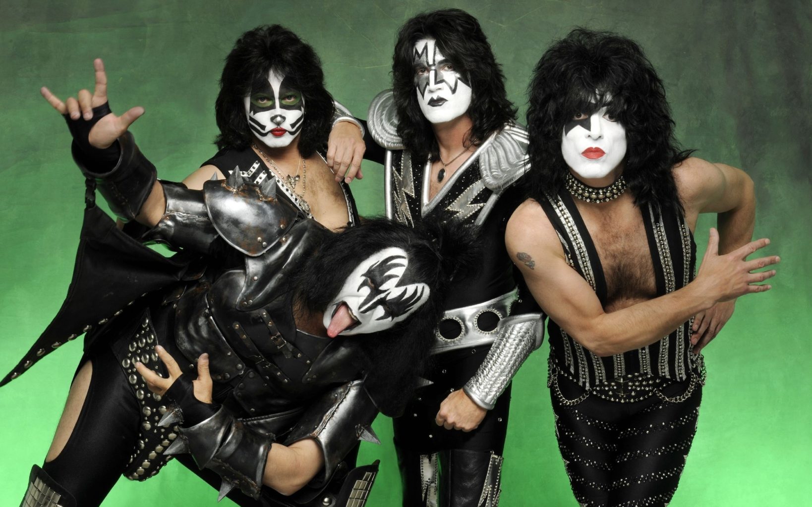 Группа Kiss даст концерт в океане: для 8 человек и стаи белых акул