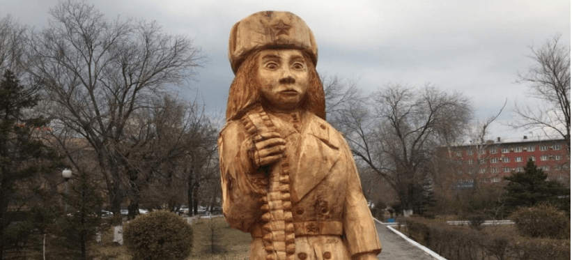 Скульптуру Маншук Маметовой демонтировали, авторы извинились и увезли ее с собой