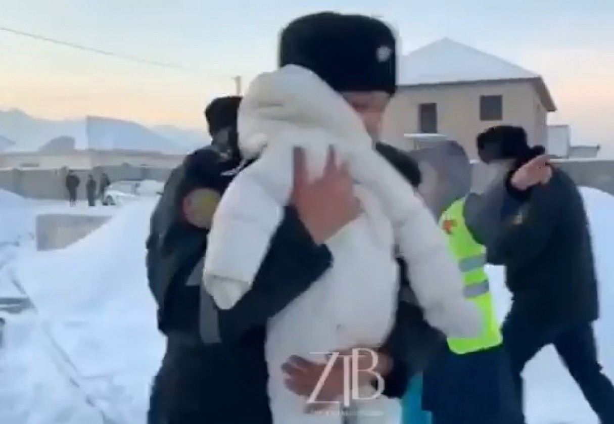 В сети обсуждают трогательное видео спасения младенца после крушения самолета в Алматы