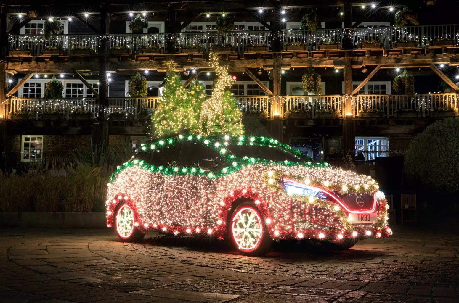 Электрокар Nissan Leaf превратили в рождественскую елку
