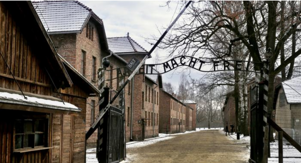 Меркель посетит концлагерь Освенцим впервые в должности канцлера Германии