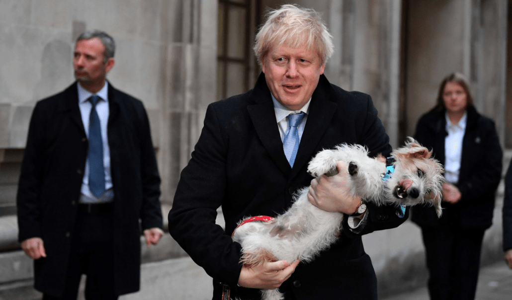 Британский премьер-министр и мэр Лондона пришли на выборы со своими собаками