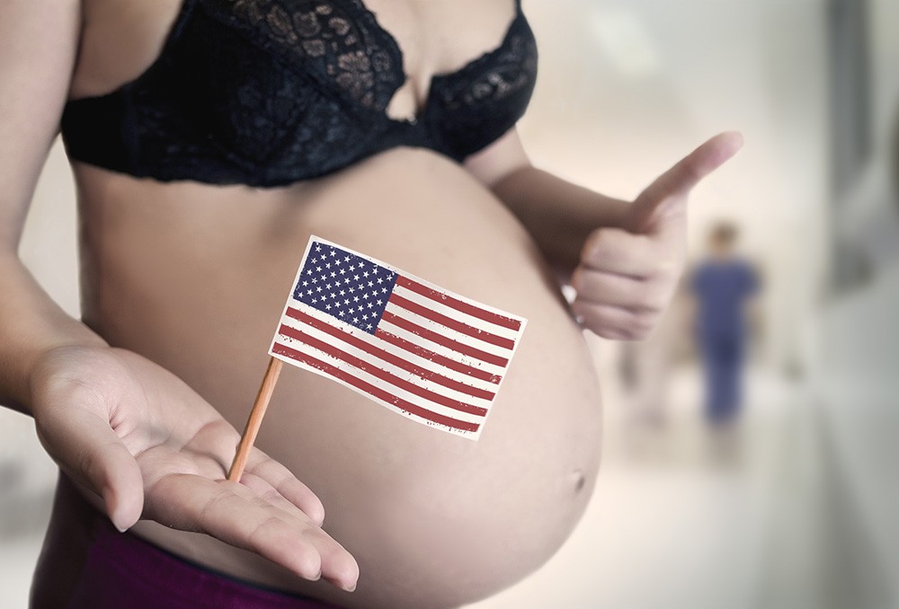 У беременной на животе американский флаг
