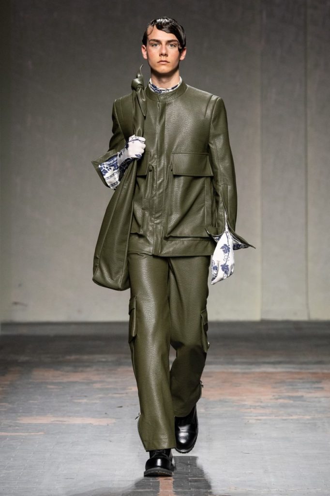 Не просто тренд:  куртки из переработанного пластика и рубашки из морских водорослей на Неделе моды в Риме