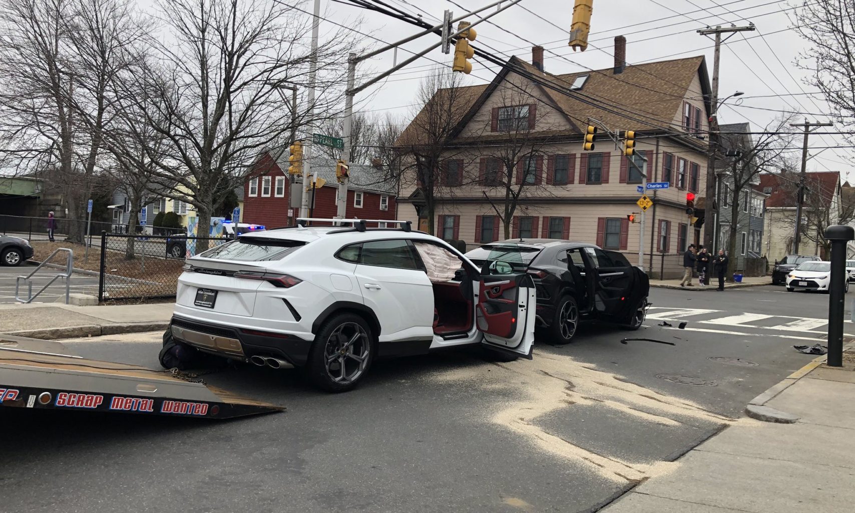 Похитителями двух Lamborghini Urus оказались дети