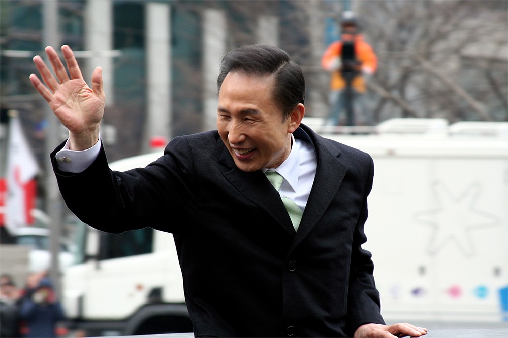 Экс-президент Южной Кореи получил срок за взятки