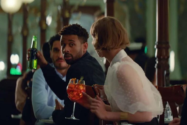 «Мужчины тоже пьют коктейли». Пивной бренд борется с гендерными стереотипами