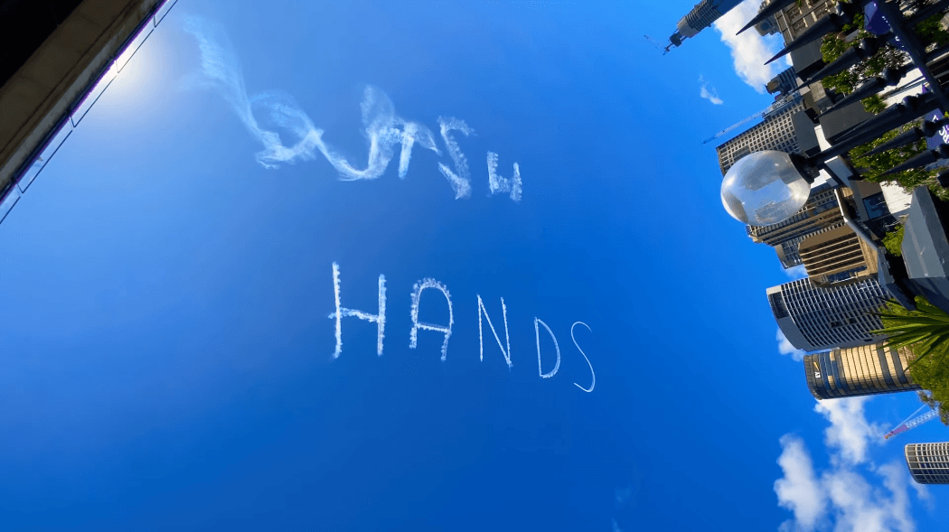 Над австралийским небом появилась надпись «Мойте руки»