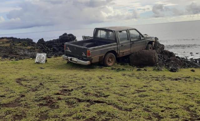 Турист на пикапе сбил истукана моаи  на острове Пасхи