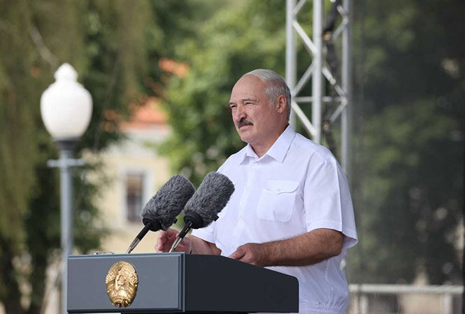 Лукашенко поручил закрыть бастующие предприятия
