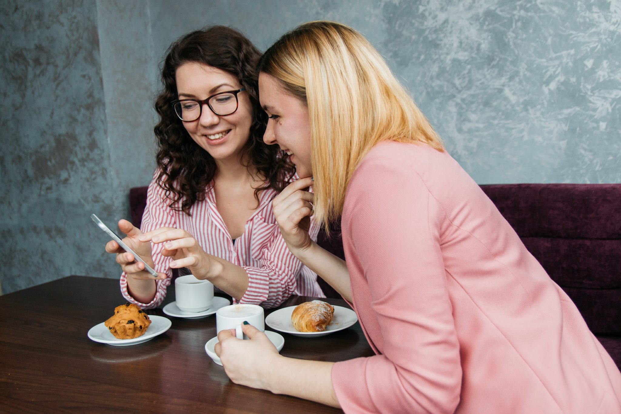 Very best friends. Женщины подруги. Беседа двух женщин. Подруги за чашкой кофе. Женщина в кафе с подругами.