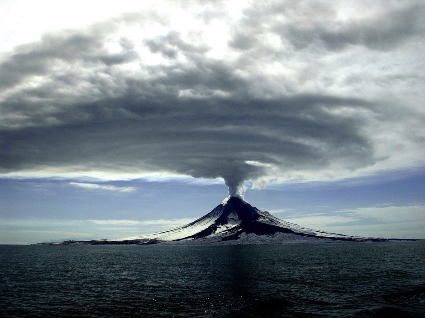 Жизнь на вулкане: стоит ли казахстанцам опасаться извержения