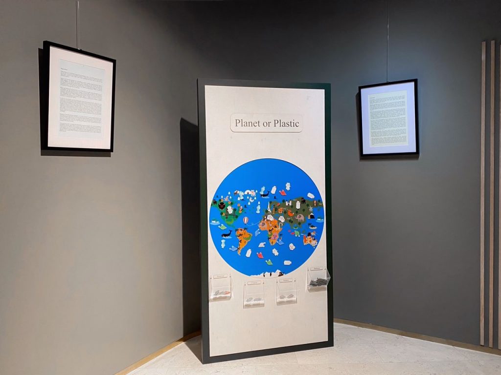 «Планета или пластик». Выставка Мэнди Баркер открылась в Алматы
