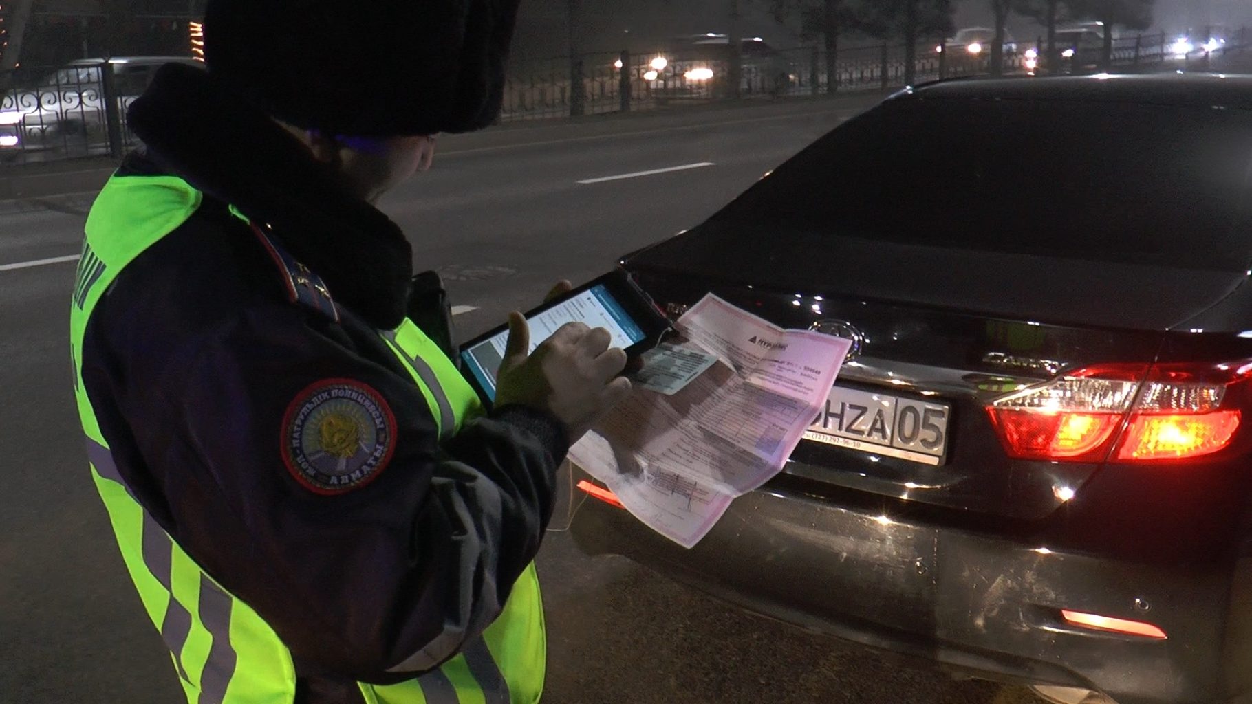 BMW протаранил три полицейских автомобиля в Алматы