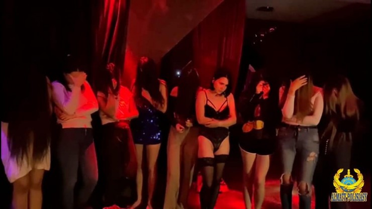 Притон с VIP-проститутками обнаружили в коттедже Алматы