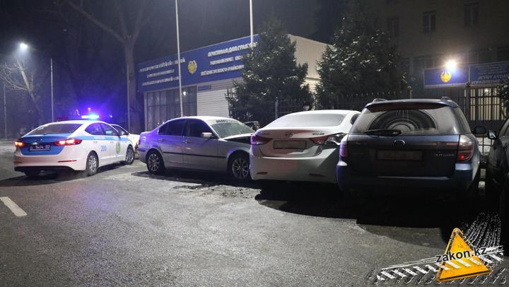 BMW протаранил три полицейских автомобиля в Алматы