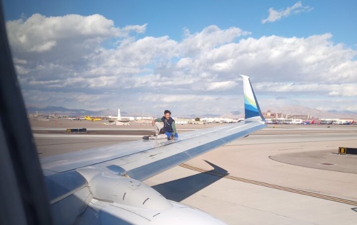 Мужчина пытался улететь из Лас-Вегаса на крыле самолета
