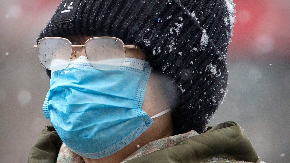 Почему зимой опасно носить одноразовые маски?