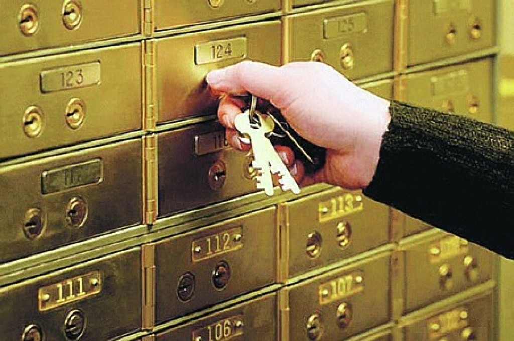 Госслужащим Казахстана запрещено владеть счетами в зарубежных банках
