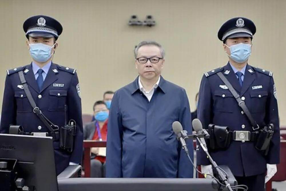 Китайского чиновника приговорили к смертной казни за коррупцию и двоеженство