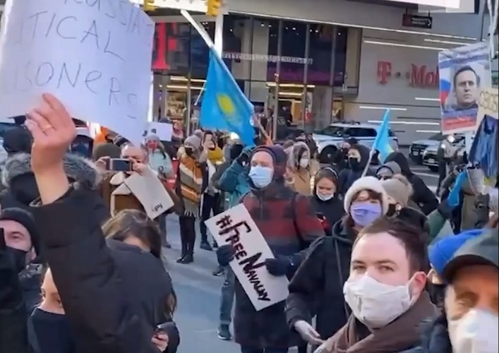 Казахстанский флаг подняли на митинге в поддержку Навального в Нью-Йорке