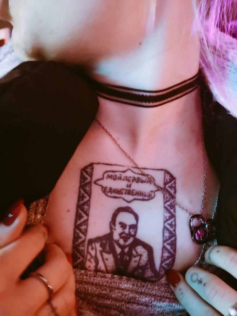 Казахстанка сделала тату с портретом Назарбаева