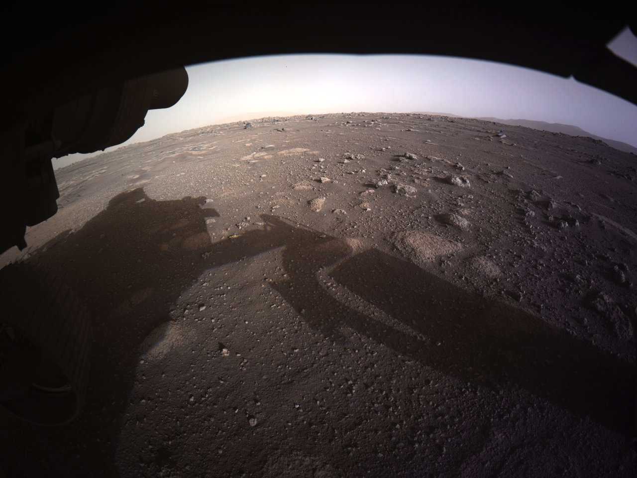 Планетоходход Perseverance прислал первые цветные снимки с Марса
