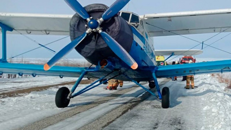 Самолет приземлился на автодорогу в Казахстане