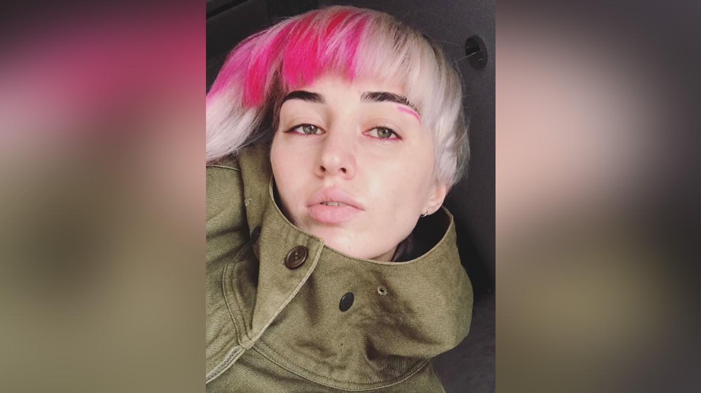 В Дагестане суд отобрал у россиянки троих детей из-за розовых волос и татуировок
