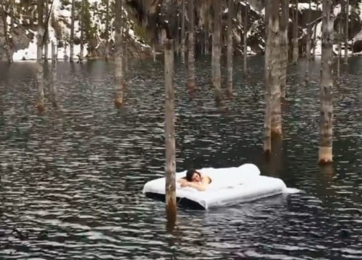 "Это не бассейн и не зона отдыха". Девушка на матрасе посреди озера Каинды возмутила казахстанцев